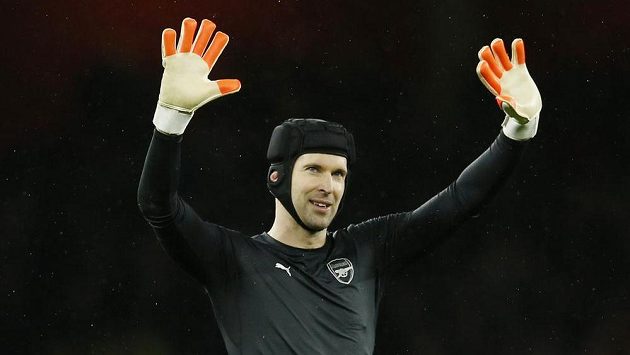 Petr Čech si osobně došel pro své zatoulané rukavice. Petr Čech si osobně došel pro své zatoulané rukavice.