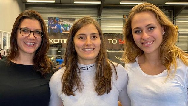 Katherine Leggeová (zleva), Tatiana Calderónová a Sophia Flörschová utvoří posádku při legendárním závodu Le Mans. Katherine Leggeová (zleva), Tatiana Calderónová a Sophia Flörschová utvoří posádku při legendárním závodu Le Mans.