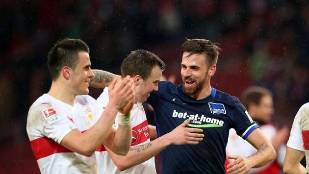 Německý mistr světa Kevin Grosskreuz hraje za Stuttgart. Teď má ale jiné starosti, po rvačce skončil v nemocnici s řeznou ránou na hlavě. Německý mistr světa Kevin Grosskreuz hraje za Stuttgart. Teď má ale jiné starosti, po rvačce skončil v nemocnici s řeznou ránou na hlavě.