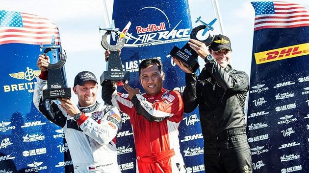 Český pilot Petr Kopfstein (vlevo) skončil v Las Vegas druhý. Český pilot Petr Kopfstein (vlevo) skončil v Las Vegas druhý.