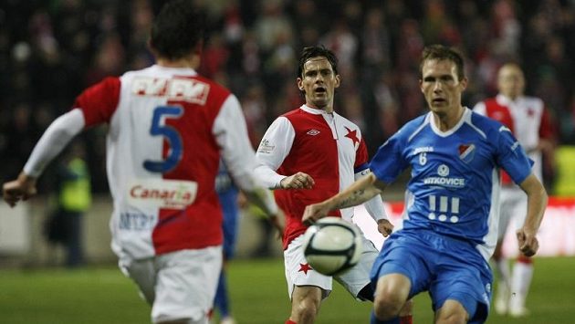 Obránce Slavie Milan Nitrianský a ostravský Lukáš Droppa bojují o míč. Uprostřed přihlíží Karol Kisel. Obránce Slavie Milan Nitrianský a ostravský Lukáš Droppa bojují o míč. Uprostřed přihlíží Karol Kisel.