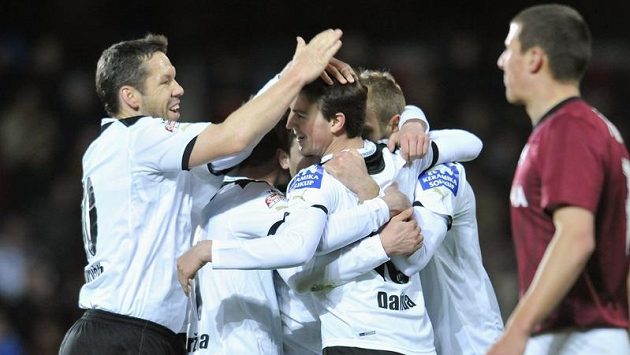 Fotbalisté Plzně se radují z gólu proti Spartě, vlevo Pavel Horváth. Fotbalisté Plzně se radují z gólu proti Spartě, vlevo Pavel Horváth.