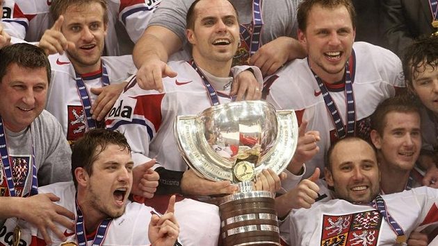 Takhle slavili čeští hokejisté v roce 2010 titul světových šampiónů. Takhle slavili čeští hokejisté v roce 2010 titul světových šampiónů.