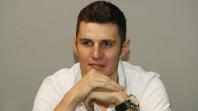 Jaroslav Kulhavý na čtvrteční tiskové konferenci. Jaroslav Kulhavý na čtvrteční tiskové konferenci.