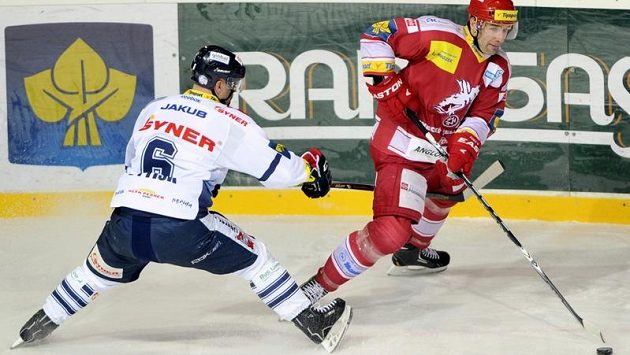 Třinecký forvard Radek Bonk (vpravo) v souboji s libereckým zadákem Janem Výtiskem Třinecký forvard Radek Bonk (vpravo) v souboji s libereckým zadákem Janem Výtiskem