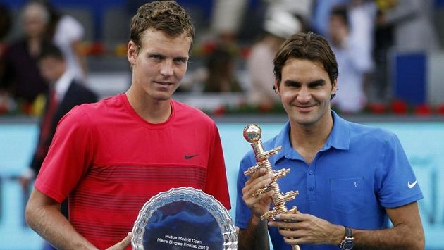 Vítěz finále v Madrid Roger Federer (vpravo) a poražený Tomáš Berdych Vítěz finále v Madrid Roger Federer (vpravo) a poražený Tomáš Berdych