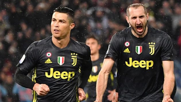 Fotbalisté Ronaldo a Chiellini v dresu Juventusu. Fotbalisté Ronaldo a Chiellini v dresu Juventusu.