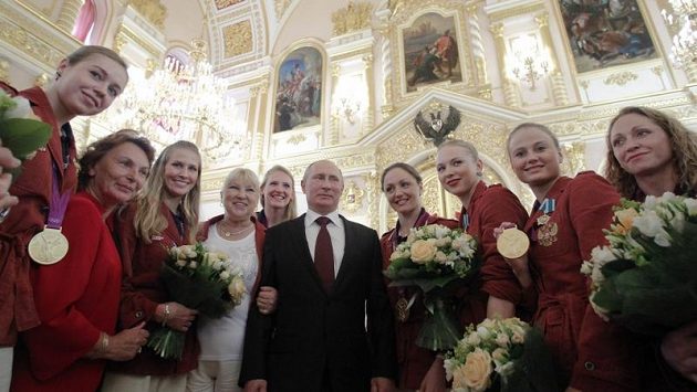 Ruský prezident Vladimír Putin mezi vyznamenanými olympioniky. Ruský prezident Vladimír Putin mezi vyznamenanými olympioniky.