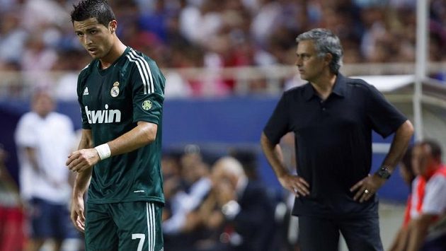Cristiano Ronaldo se v sobotním zápase se Sevillou nepředvedl, za ním naštvaný kouč Jose Mourinho. Cristiano Ronaldo se v sobotním zápase se Sevillou nepředvedl, za ním naštvaný kouč Jose Mourinho.