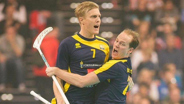 Kim Nilsson (vlevo) a Jesper Berggren slaví, Švédové se vrátili na florbalový trůn. Kim Nilsson (vlevo) a Jesper Berggren slaví, Švédové se vrátili na florbalový trůn.