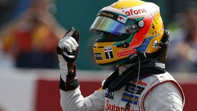 Britský jezdec Lewis Hamilton krátce po srážce s francouzským pilotem Romainem Grosjeanem na okruhu ve Spa Francorchamps. Britský jezdec Lewis Hamilton krátce po srážce s francouzským pilotem Romainem Grosjeanem na okruhu ve Spa Francorchamps.