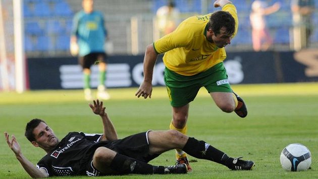 David Kobylík (vpravo) neproměnil v zápase penaltu. David Kobylík (vpravo) neproměnil v zápase penaltu.