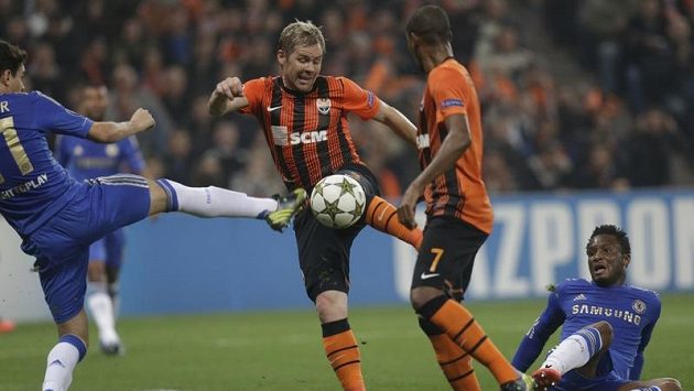 Tohle byla gólová střela Tomáše Hübschmana, po níž vynikl jeho kamarád Petr Čech... Tohle byla gólová střela Tomáše Hübschmana, po níž vynikl jeho kamarád Petr Čech...
