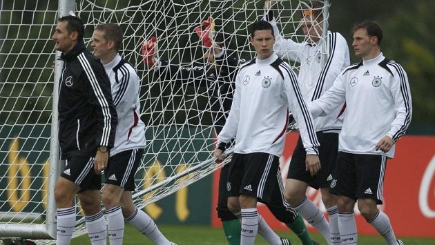 Němečtí fotbaloví reprezentanti (na snímku Miroslav Klose, Sven Bender, Julian Draxler and Benedikt Hoewedes) si ze soustředění ve francouzském Tourrettes odskočí v neděli do Monaka na formuli. Němečtí fotbaloví reprezentanti (na snímku Miroslav Klose, Sven Bender, Julian Draxler and Benedikt Hoewedes) si ze soustředění ve francouzském Tourrettes odskočí v neděli do Monaka na formuli.