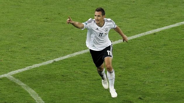Miroslav Klose v dresu německé reprezentace. Miroslav Klose v dresu německé reprezentace.