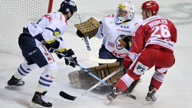 Liberecký zadák Martin Čakajík (vlevo) se snaží zabránit ve skórování třineckému útočníkovi Jiřímu Hudlerovi. Liberecký zadák Martin Čakajík (vlevo) se snaží zabránit ve skórování třineckému útočníkovi Jiřímu Hudlerovi.