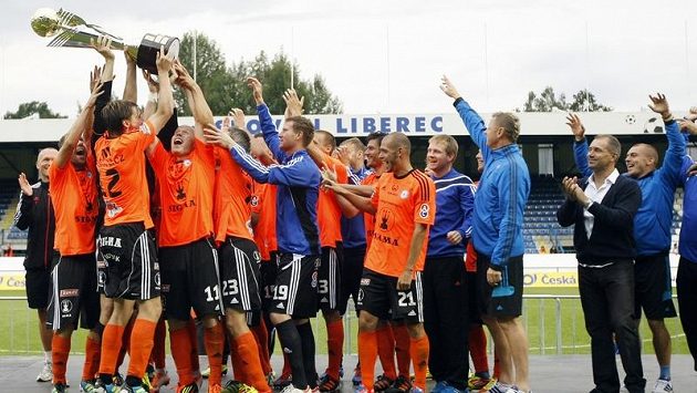 Fotbalisté Olomouce se radují ze zisku domácího Superpoháru. Fotbalisté Olomouce se radují ze zisku domácího Superpoháru.