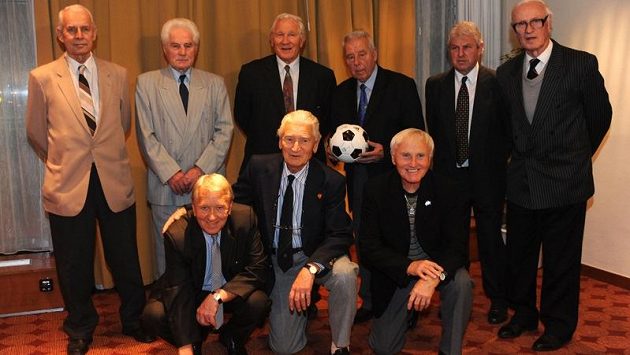Stříbrní fotbalisté z MS 1962 v Chile se po padesáti letech sešli při uvádění mezi Legendy sportu. Horní řada zleva: Vladimír Kos, Jan Lála, Adolf Scherer, Josef Masopust, Václav Mašek, Titus Buberník. Dolní řada zleva: Josef Jelínek, Josef Kadraba a Jozef Štibrányi. Stříbrní fotbalisté z MS 1962 v Chile se po padesáti letech sešli při uvádění mezi Legendy sportu. Horní řada zleva: Vladimír Kos, Jan Lála, Adolf Scherer, Josef Masopust, Václav Mašek, Titus Buberník. Dolní řada zleva: Josef Jelínek, Josef Kadraba a Jozef Štibrányi.