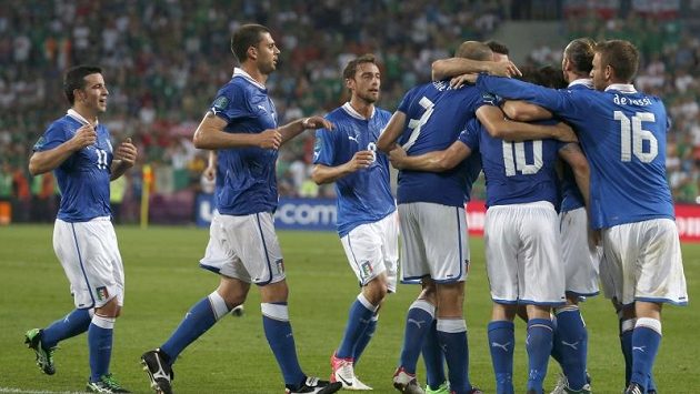 Italští fotbalisté se radují z branky do irské sítě. Italští fotbalisté se radují z branky do irské sítě.