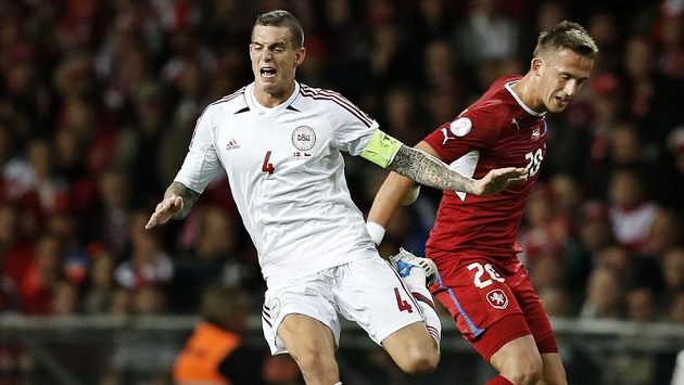 Dánský stoper Daniel Agger brání českého forvarda Tomáše Pekharta v kvalifikačním zápase o postup na MS. Dánský stoper Daniel Agger brání českého forvarda Tomáše Pekharta v kvalifikačním zápase o postup na MS.