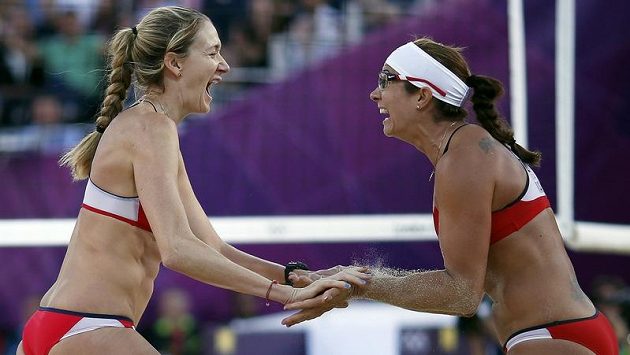 Kerri Walshovou (vlevo) a Misty Mayovou-Treanorovou dělí již jen jedna výhra od zlatého olympijského hattricku. Kerri Walshovou (vlevo) a Misty Mayovou-Treanorovou dělí již jen jedna výhra od zlatého olympijského hattricku.
