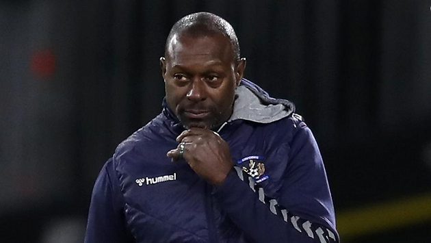 Trenér fotbalistů Kilmarnocku Alex Dyer se stal terčem rasistických urážek. Trenér fotbalistů Kilmarnocku Alex Dyer se stal terčem rasistických urážek.