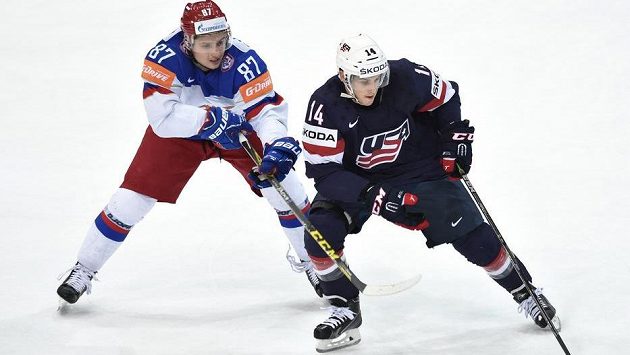 Ruský útočník Vadim Šipačov a útočník USA Steve Moses během utkání semifinále hokejového mistrovství světa v Praze. Ruský útočník Vadim Šipačov a útočník USA Steve Moses během utkání semifinále hokejového mistrovství světa v Praze.