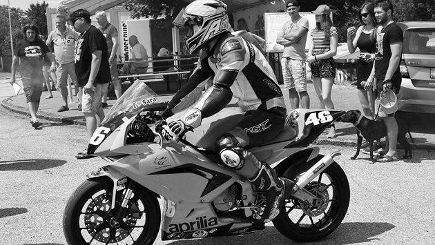Motocyklový svět zasáhla smutná zpráva. Během 11. ročníku závodů Okruh Františka Bartoše po tragické nehodě zemřel pětadvacetiletý závodník Martin Prouza. Motocyklový svět zasáhla smutná zpráva. Během 11. ročníku závodů Okruh Františka Bartoše po tragické nehodě zemřel pětadvacetiletý závodník Martin Prouza.