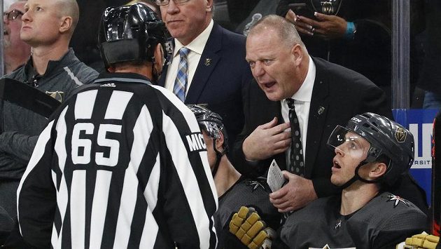 Kouč hokejistů Vegas Gerard Gallant v diskuzi s rozhodčím během utkání s Chicagem. Kouč hokejistů Vegas Gerard Gallant v diskuzi s rozhodčím během utkání s Chicagem.