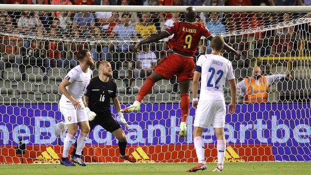Stav ohrožení! Hromotluk Romelu Lukaku ohrožuje branku Jindřicha Staňka. Stav ohrožení! Hromotluk Romelu Lukaku ohrožuje branku Jindřicha Staňka.