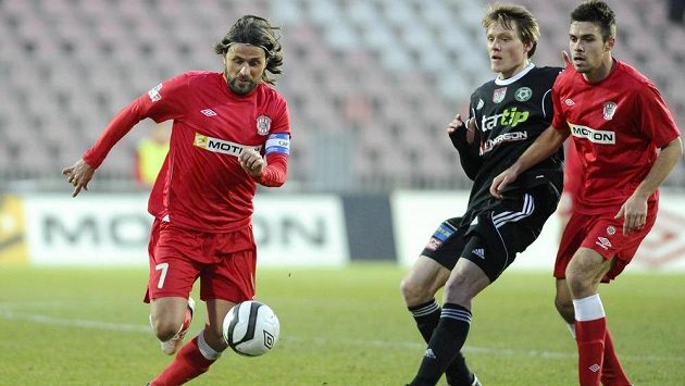Kapitán Brna Pavel Zavadil (vlevo), Tomáš Krbeček z Příbrami a Petr Buchta z Brna. Kapitán Brna Pavel Zavadil (vlevo), Tomáš Krbeček z Příbrami a Petr Buchta z Brna.