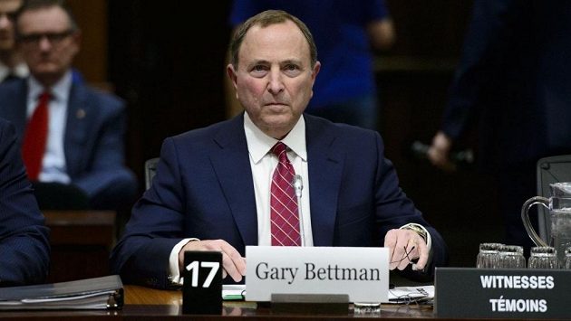 Komisionář NHL Gary Bettman v kanadském parlamentu. Komisionář NHL Gary Bettman v kanadském parlamentu.