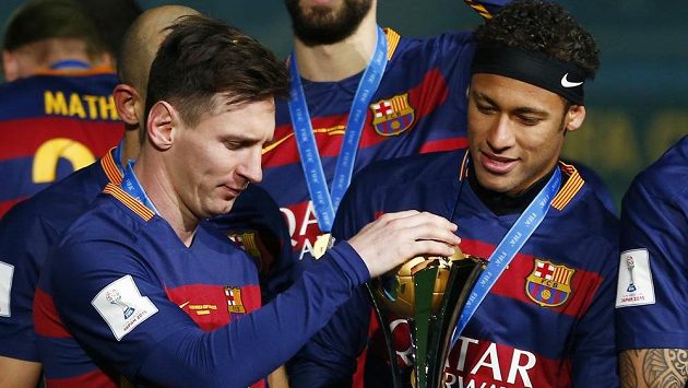 Barcelonští Lionel Messi (vlevo) a Neymar oslavují triumf při MS klubů. Barcelonští Lionel Messi (vlevo) a Neymar oslavují triumf při MS klubů.
