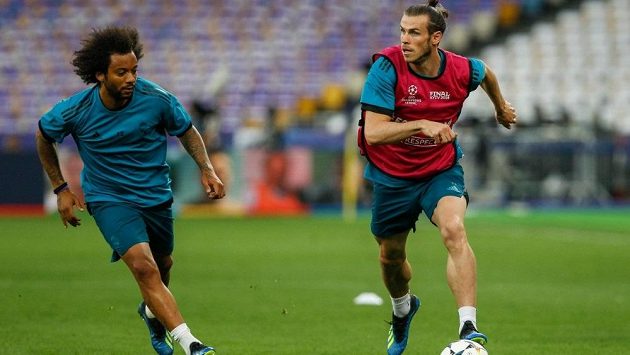 Gareth Bale na tréninku Realu s Marcelem. Gareth Bale na tréninku Realu s Marcelem.