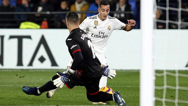 Lucas Vázquez z Realu Madrid zkouší obelstít brankáře Villarrealu Sergia Asenja. Lucas Vázquez z Realu Madrid zkouší obelstít brankáře Villarrealu Sergia Asenja.