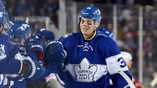 Útočník Toronta Auston Matthews se raduje se spoluhráči z gólu proti Detroitu. Útočník Toronta Auston Matthews se raduje se spoluhráči z gólu proti Detroitu.