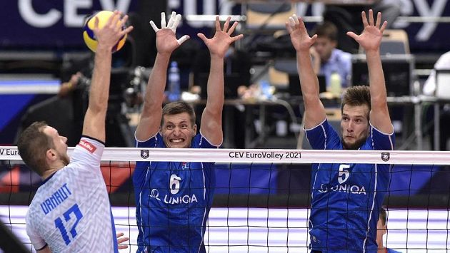 ANALYSIS: Volleyball players touched the ceiling with fans in the back ...