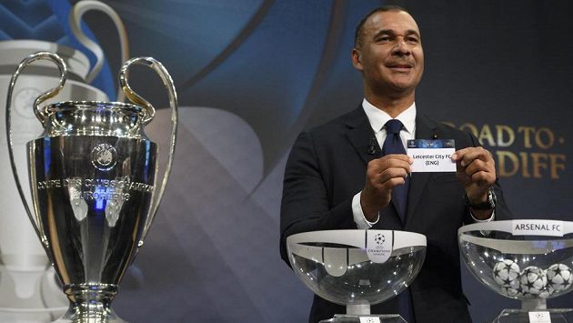 Bývalý skvělý nizozemský fotbalista Ruud Gullit při losování osmifinále Ligy mistrů. Bývalý skvělý nizozemský fotbalista Ruud Gullit při losování osmifinále Ligy mistrů.