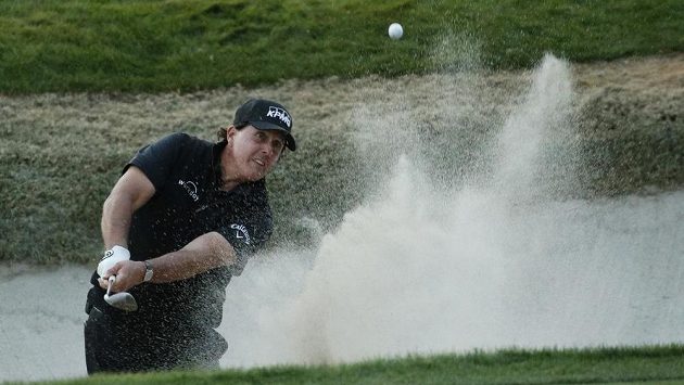 Phil Mickelson v exhibici proti Tigeru Woodsovi. Phil Mickelson v exhibici proti Tigeru Woodsovi.