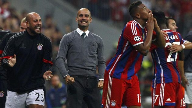 Brankář Pepe Reina na archivním snímku vlevo ve chvíli, kdy se Jerome Boateng (druhý zprava) raduje z gólu, kterým zařídil výhru Bayernu nad Manchesterem City. Uprostřed kouč Pep Guardiola. Brankář Pepe Reina na archivním snímku vlevo ve chvíli, kdy se Jerome Boateng (druhý zprava) raduje z gólu, kterým zařídil výhru Bayernu nad Manchesterem City. Uprostřed kouč Pep Guardiola.