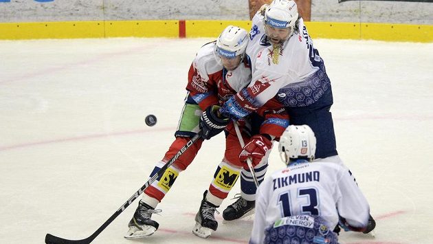 Juraj Mikuš z Pardubic a Jaromír Jágr z Kladna. Budou právě Rytíři, či Dynamo týmem, který opustí hokejovou extraligu? Nebo pád postihne Litvínov, či Vítkovice? Juraj Mikuš z Pardubic a Jaromír Jágr z Kladna. Budou právě Rytíři, či Dynamo týmem, který opustí hokejovou extraligu? Nebo pád postihne Litvínov, či Vítkovice?