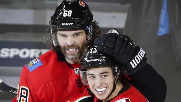Legendární útočník Jaromír Jágr se dočkal po návratu do NHL vstřeleného gólu. V utkání s Detroitem mu na první trefu v dresu Calgary přihrál Johnny Gaudreau a společně pak trefu oslavili. Legendární útočník Jaromír Jágr se dočkal po návratu do NHL vstřeleného gólu. V utkání s Detroitem mu na první trefu v dresu Calgary přihrál Johnny Gaudreau a společně pak trefu oslavili.