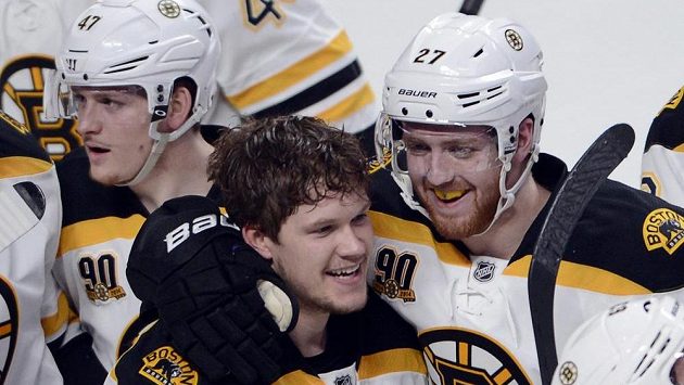 Bostonský Matt Fraser (bez přilby) dal rozhodující gól čtvrtého zápasu série s Montrealem. Společně s ním na snímku Torey Krug (47) a Dougie Hamilton (27). Bostonský Matt Fraser (bez přilby) dal rozhodující gól čtvrtého zápasu série s Montrealem. Společně s ním na snímku Torey Krug (47) a Dougie Hamilton (27).