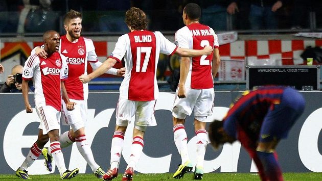Fotbalisté Ajaxu se radují z branky Thulaniho Serera (vlevo) v utkání proti Barceloně. Fotbalisté Ajaxu se radují z branky Thulaniho Serera (vlevo) v utkání proti Barceloně.
