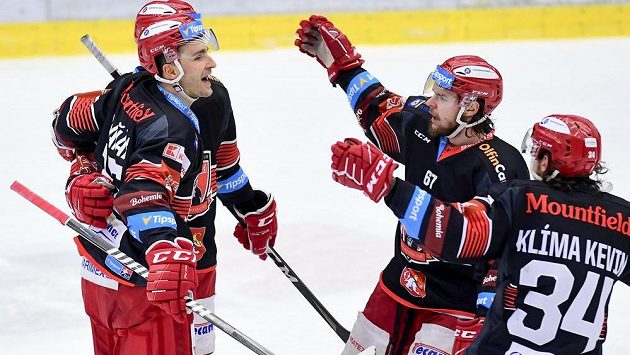 Zleva střelec gólu Dominik Graňák z Hradce Králové, Kelly Klíma a Kevin Klíma slaví. Zleva střelec gólu Dominik Graňák z Hradce Králové, Kelly Klíma a Kevin Klíma slaví.