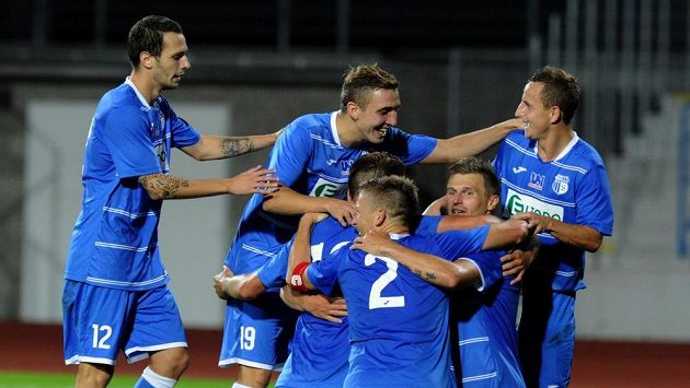 Ústečtí fotbalisté se radují ze čtvrtého gólu do sítě Slavie. Ústečtí fotbalisté se radují ze čtvrtého gólu do sítě Slavie.