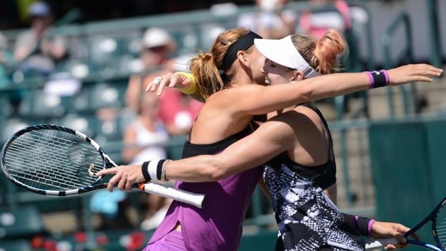 Lucie Šafářová (vlevo) a Bethanie Matteková-Sandsová se radují z vítězství. Lucie Šafářová (vlevo) a Bethanie Matteková-Sandsová se radují z vítězství.