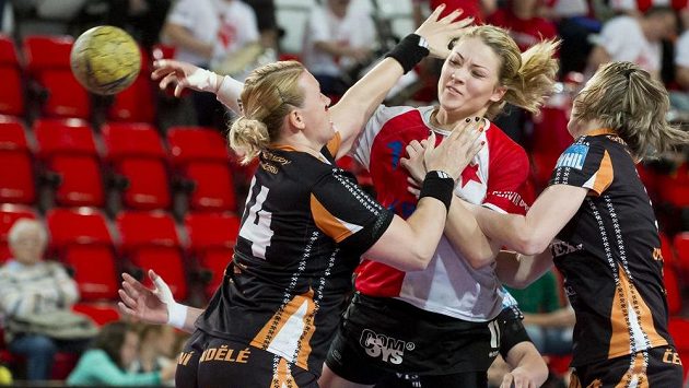 Finále českého play off interligy házenkářek. Zleva Petra Vítková z Mostu, Monika Rajnochová ze Slavie a Kateřina Dvořáková z Mostu. Finále českého play off interligy házenkářek. Zleva Petra Vítková z Mostu, Monika Rajnochová ze Slavie a Kateřina Dvořáková z Mostu.