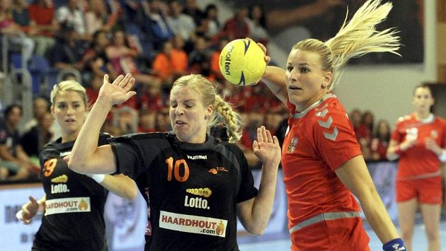Hana Štěrbová (vpravo) a Nizozemka Danick Snelderová. Hana Štěrbová (vpravo) a Nizozemka Danick Snelderová.