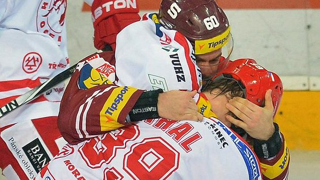 Tomas Rolinek ze Sparty a Tomáš Plíhal z Třince (zády) v šarvátce. Tomas Rolinek ze Sparty a Tomáš Plíhal z Třince (zády) v šarvátce.